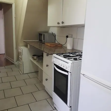 Ground Floor Flat, 8 Elmgrove Avenue, Bs5 0hs شقة